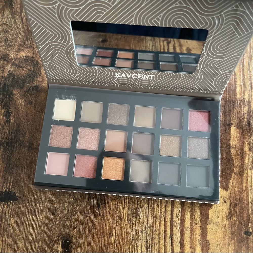 18-Color Eyeshadow Palette - Picture 3 of 7
